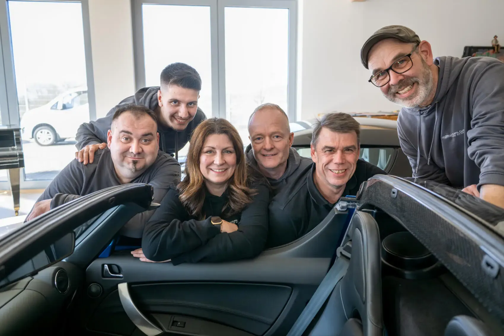 Teambild von Mars-Orbiter vor eine Tesla Roadster