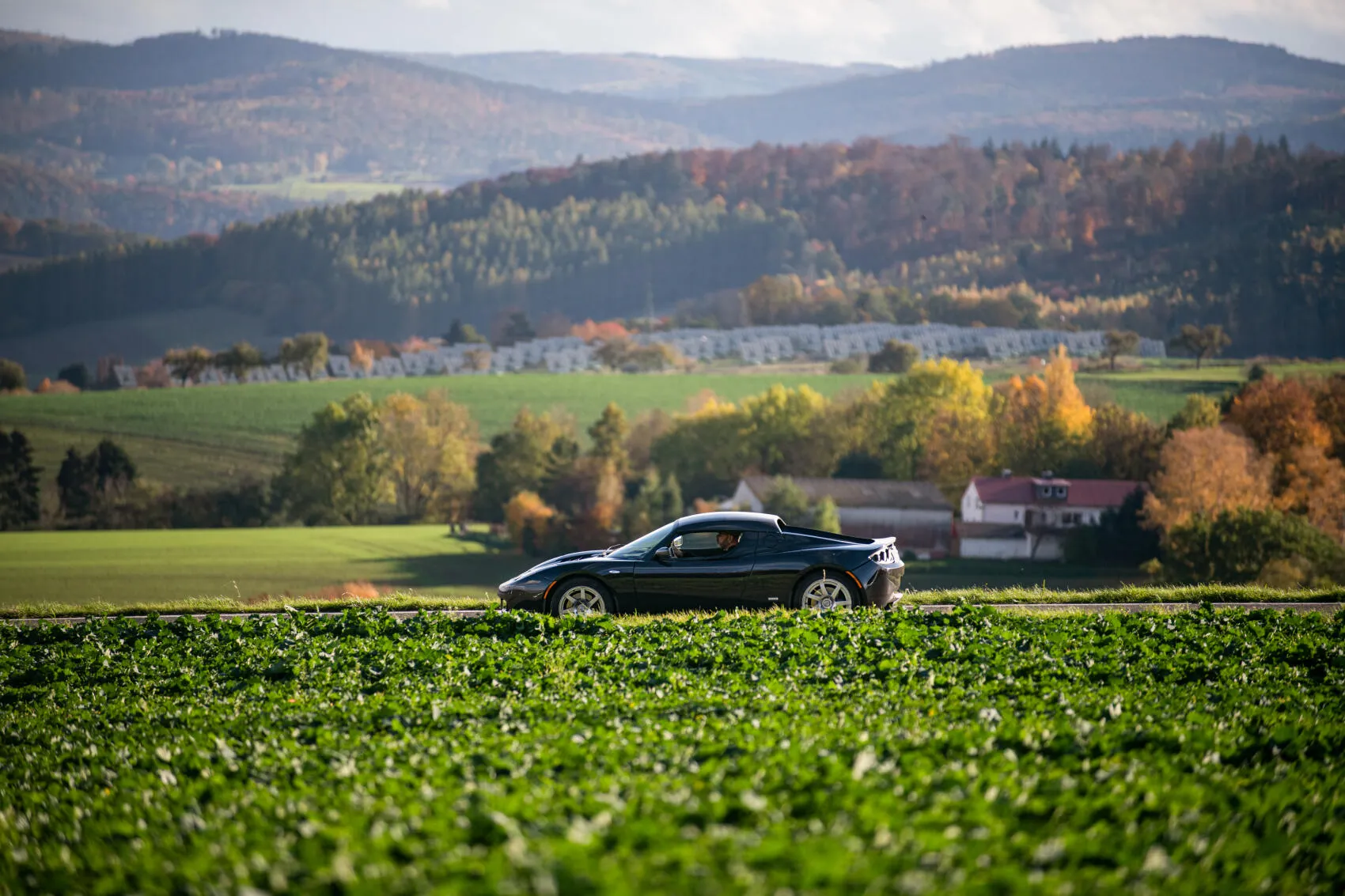 Tesla Roadster auf einer Landstraße, Luftaufnahme 2020.